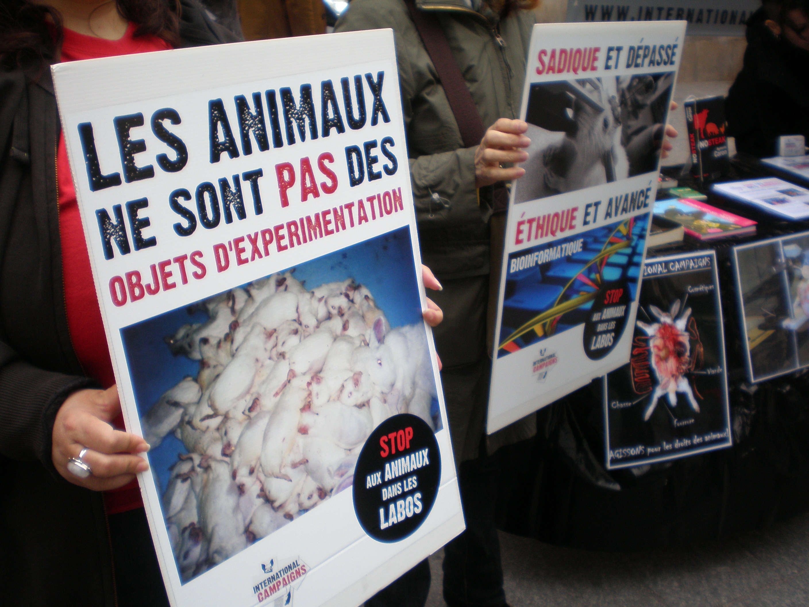 Paris – 18 mai 2013 – Stand Stop aux Animaux dans les Labos et pour les droits des animaux