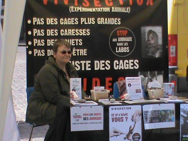 Charleville Mézières – 24 mai 2014 – Stand de sensibilisation aux droits des animaux et contre la vivisection
