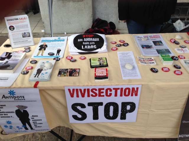 Dijon – Samedi 30 novembre 2013 – Stand CONTRE la Vivisection et POUR les droits des animaux