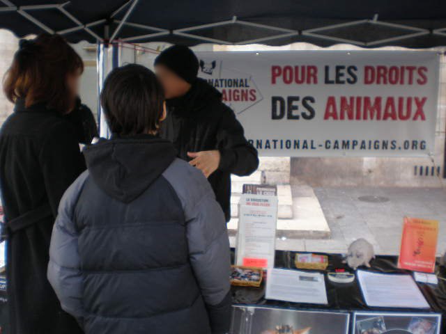 Paris – 18 janvier 2014 – Stand contre l’expérimentation animale et pour les droits des animaux